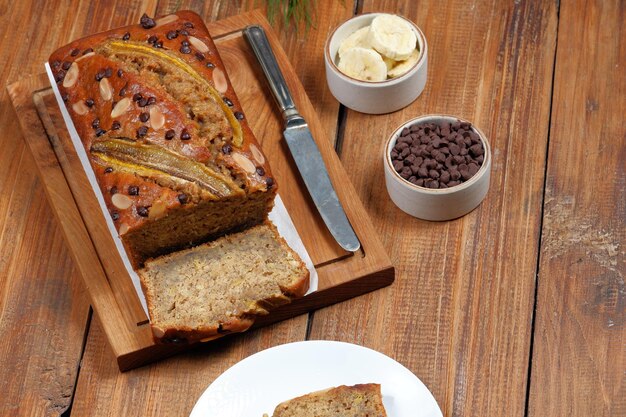 frisch gebackenes Bananenbrot auf Holzhintergrund.