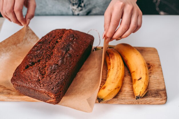 Frisch gebackenes Bananenbrot in der Küche