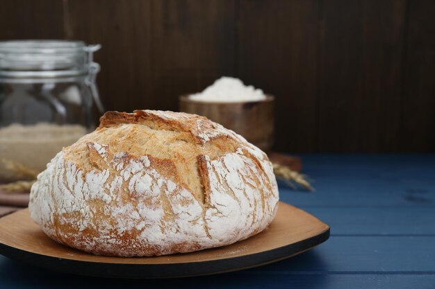 Frisch gebackenes Brot auf blauem Holztisch Platz für Text