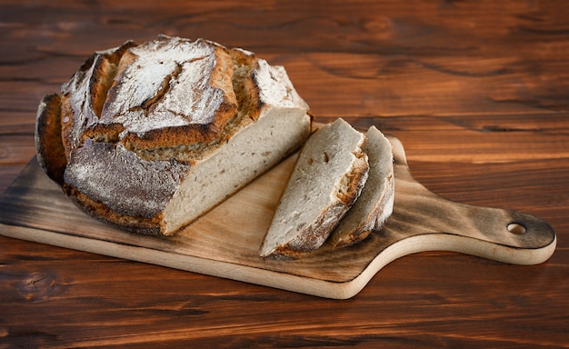 frisch gebackenes Brot auf braunem Küchentisch