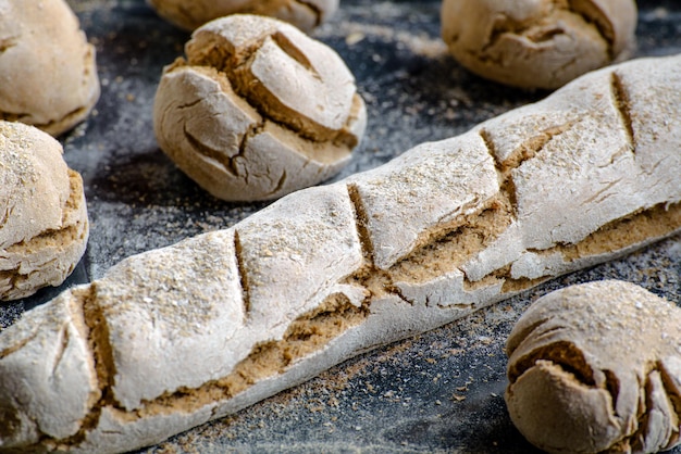 Frisch gebackenes Brot auf dem dunklen Tisch