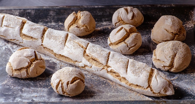 Frisch gebackenes Brot auf dem dunklen Tisch