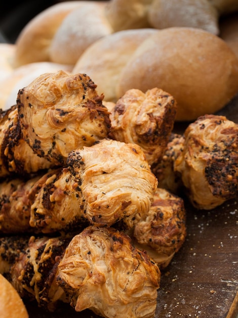 Frisch gebackenes Brot auf dem örtlichen Bauernmarkt.