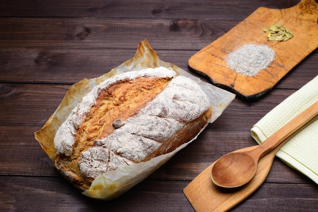 Frisch gebackenes Brot auf dem Tisch