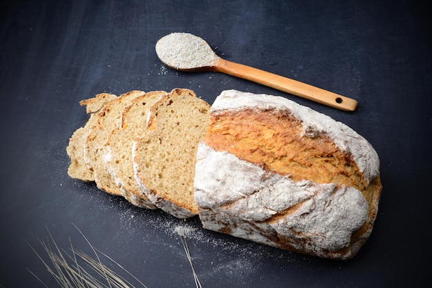 Frisch gebackenes Brot auf dem Tisch