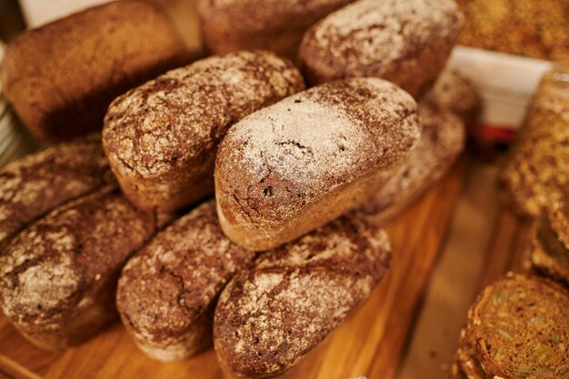 Frisch gebackenes Brot auf der Theke in einer Bäckerei