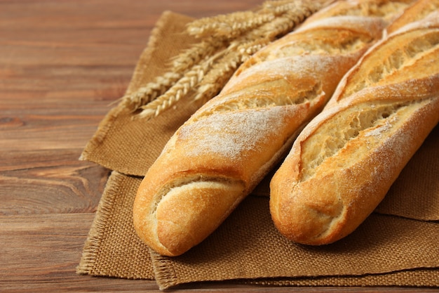 Frisch gebackenes Brot auf der Tischnahaufnahme