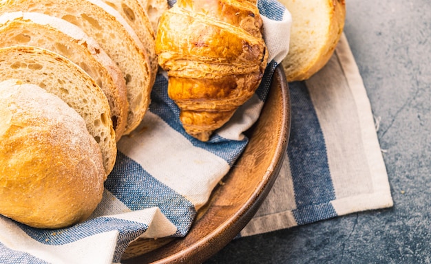 Frisch gebackenes Brot auf Holztisch, Bäckerei-Konzept
