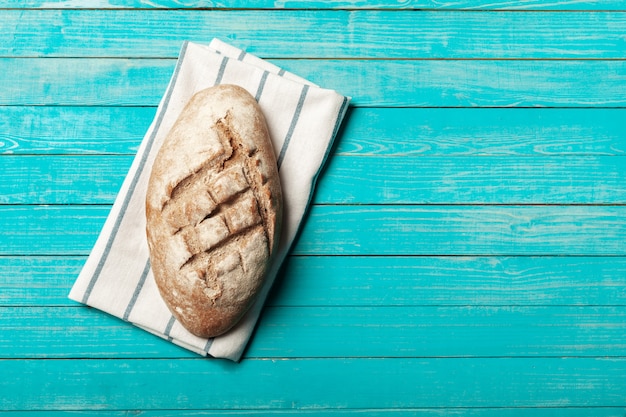 Frisch gebackenes Brot auf Holztisch