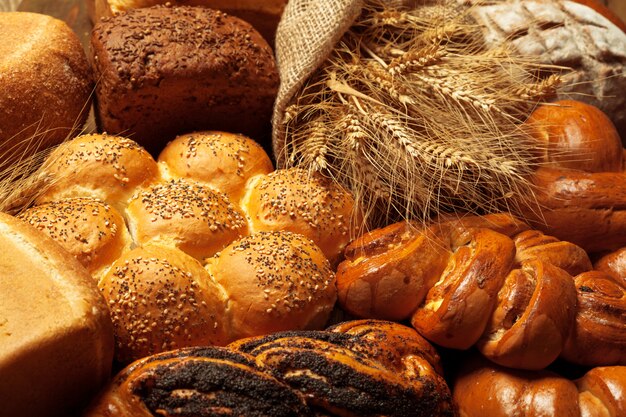 Frisch gebackenes Brot auf Holztisch