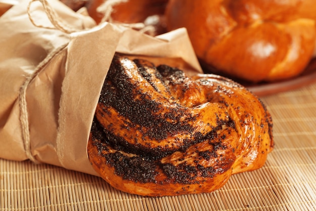 Frisch gebackenes Brot auf Holztisch