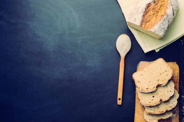 frisch gebackenes Brot auf schwarzem Hintergrund