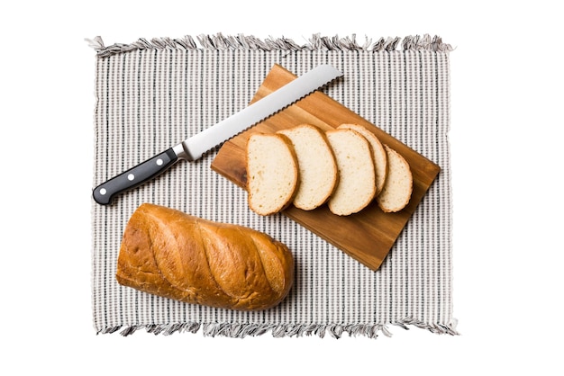 Frisch gebackenes Brot, das mit einem Messer auf weißem Hintergrund geschnitten wurde.