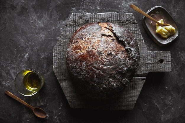 Frisch gebackenes Brot im Dunkeln