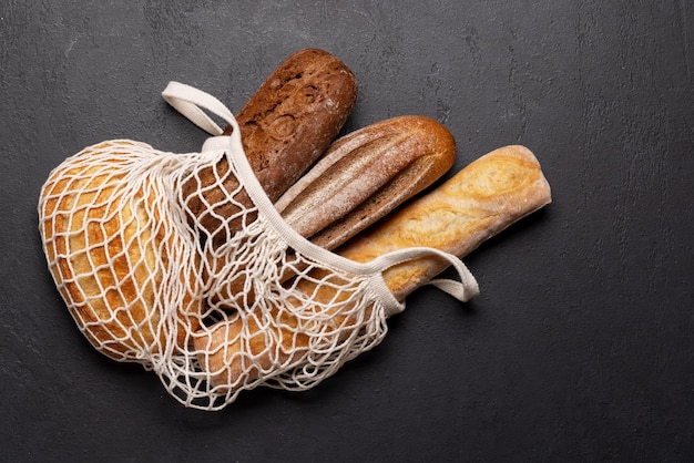 Frisch gebackenes Brot in der Tasche