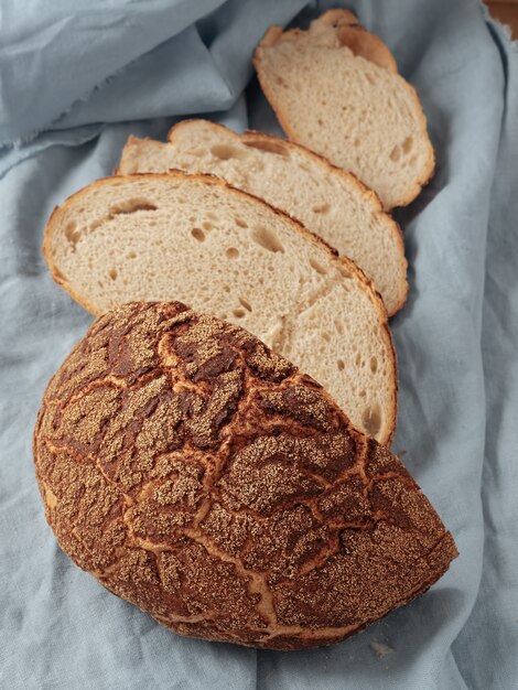 Frisch gebackenes Brot in Scheiben geschnitten auf blaue Serviette