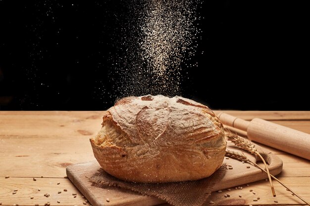 Frisch gebackenes Brot Laib Brot auf hölzernen Hintergrund Essen Nahaufnahme Brot in Sauerteig Ungesäuertes Brot