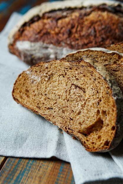 Foto frisch gebackenes brot mit goldener kruste aus nächster nähe hefeteig konzept der bäckerei und gesunden ernährung