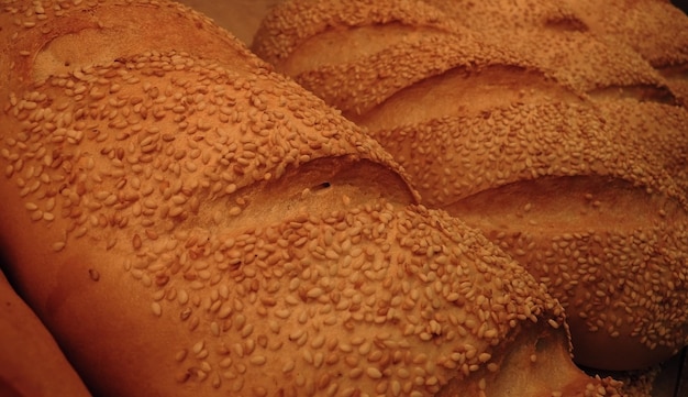 Frisch gebackenes Brot mit knuspriger Kruste, bestreut mit Sesam