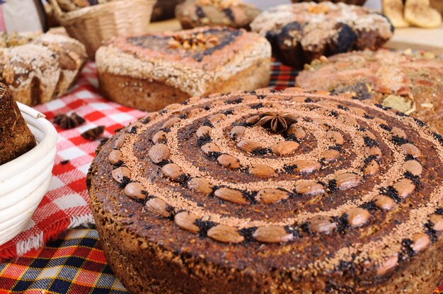 frisch gebackenes Brot mit Kräutern