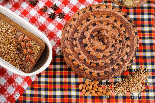 frisch gebackenes Brot mit Kräutern