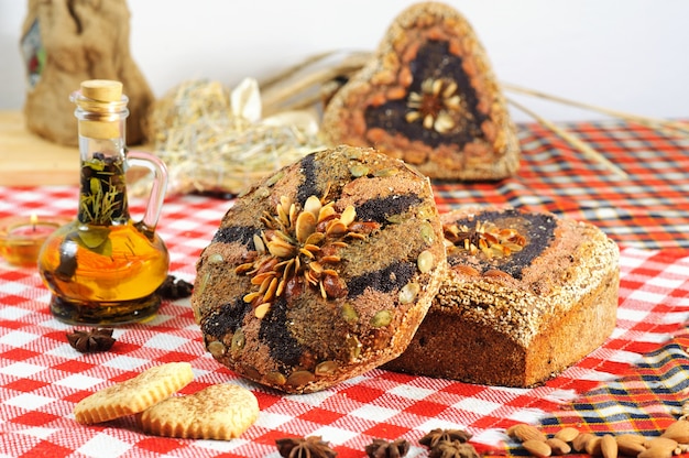 frisch gebackenes Brot mit Kräutern