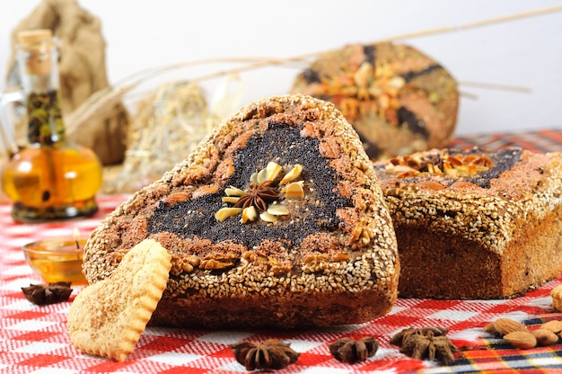 frisch gebackenes Brot mit Kräutern