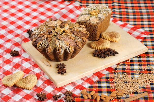 frisch gebackenes Brot mit Kräutern