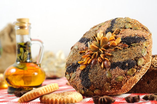 frisch gebackenes Brot mit Kräutern