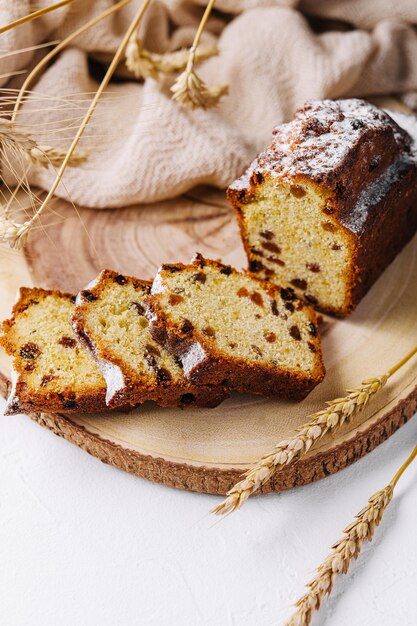 Frisch gebackenes Brot mit Rosinen