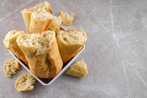 Frisch gebackenes Brot mit Textfreiraum