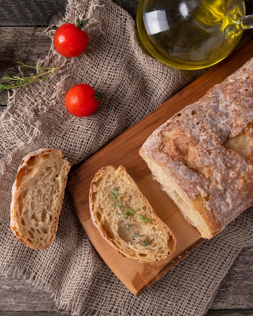 Frisch gebackenes Ciabatta-Brot auf Holzschneidebrett Draufsicht Nahaufnahme