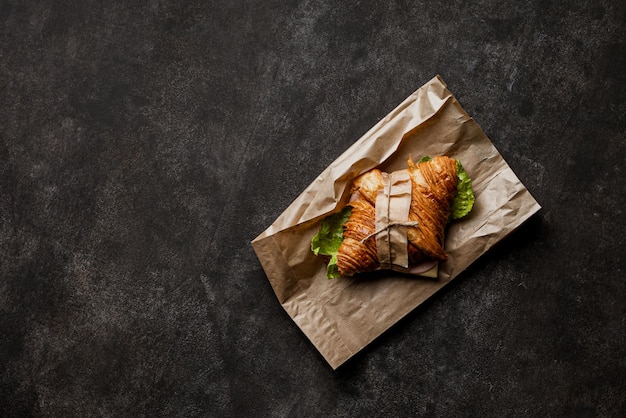 Frisch gebackenes Croissant auf Steinhintergrund