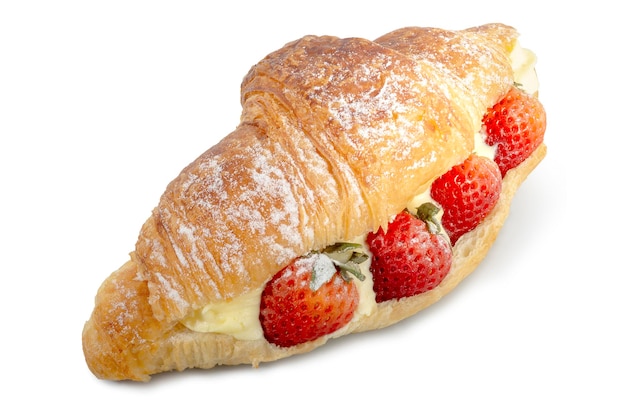 Frisch gebackenes Croissant gefüllt mit frischen Erdbeeren und Konditorcreme auf weißem Hintergrund.