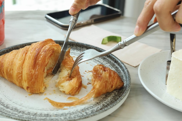 Frisch gebackenes Croissant glänzend im Kaffeecafe