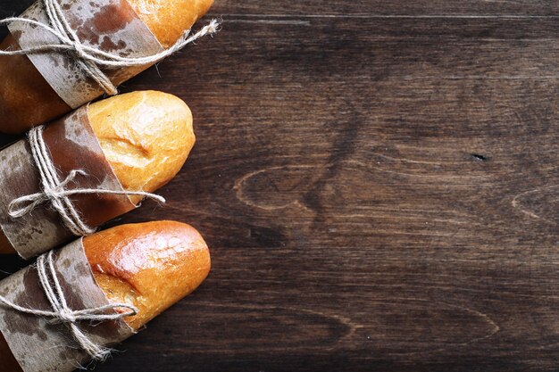 Frisch gebackenes französisches Baguette auf einem Holztisch zum Frühstück