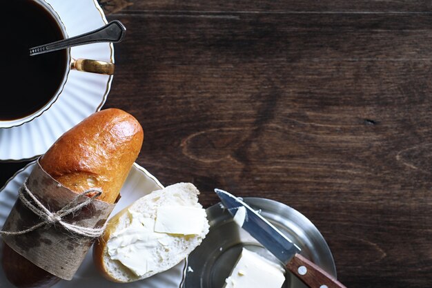 Frisch gebackenes französisches Baguette auf einem Holztisch zum Frühstück