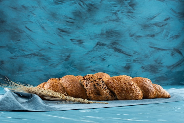 Frisch gebackenes geflochtenes Brot auf einer dunklen Tischdecke