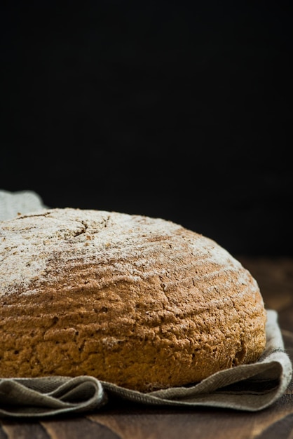 Frisch gebackenes gesundes Vollkornbrot