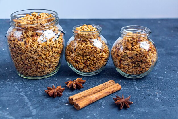 Frisch gebackenes Granola, Müsli aus Haferflocken, diverse Nüsse, Honig, Kürbiskerne im Glas