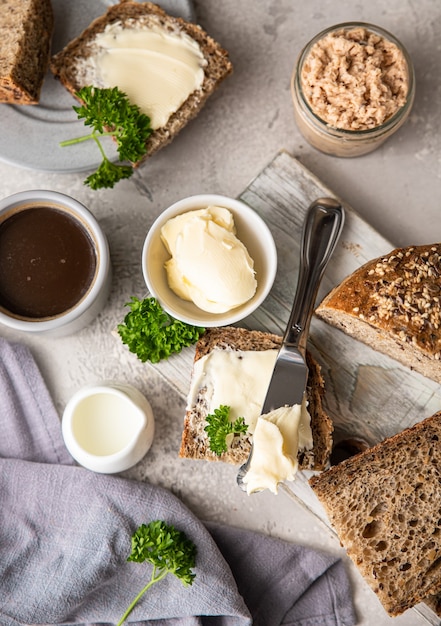 Frisch gebackenes handwerkliches Mehrkornbrot mit Butter und Pastete