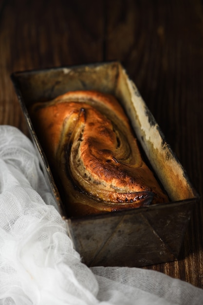 Frisch gebackenes hausgemachtes Bananenbrot Eine appetitlich zarte weiche Brotstruktur mit zerstoßenen Nuss