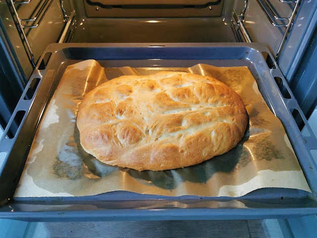 Frisch gebackenes hausgemachtes Brot oder Laib im Ofen