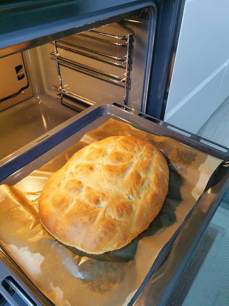 Frisch gebackenes hausgemachtes Brot oder Laib im Ofen