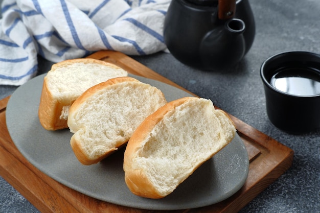 frisch gebackenes hausgemachtes Hokkaido-Milchbrot - japanisches weiches und flauschiges Brot.