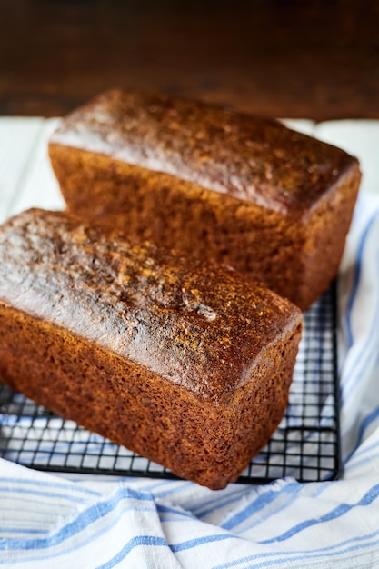 Frisch gebackenes hausgemachtes Roggenbrot auf Textilhintergrund