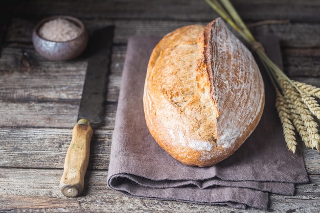 Frisch gebackenes hausgemachtes traditionelles Brot auf rustikalem Holztisch