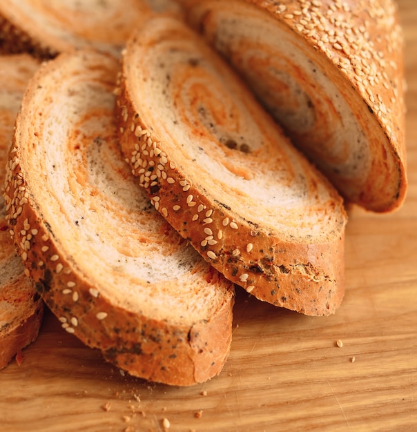 Frisch gebackenes hausgemachtes traditionelles handgeschnittenes Brot.