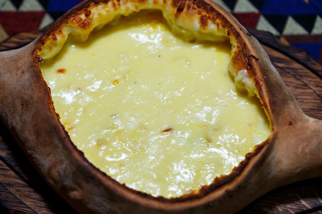 Frisch gebackenes Khachapuri in der georgischen Küche von Adscharien