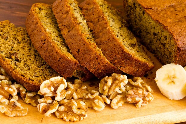 Frisch gebackenes klassisches Bananenbrot mit Walnüssen und Bananen.